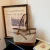 Bolso tote monograma vintage aprobado por influencers con correa decorativa de cuero, simple y versátil para viajes y almacenamiento