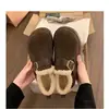 Botas de neve femininas com sola grossa e forro de fleece para outono e inverno, apresentando camada externa peluda, estilo retrô e calor adicional, semelhantes a sandálias Birkenstock