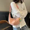 2025 Nova Bolsa de Ombro Estilo Casual Leve Versátil Esportiva Formato de Dumpling Design Exclusivo Moda para Comute Viagem Transversal para Mulheres