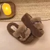 Chinelos peludos com estampa de leopardo para mulheres, novo estilo de inverno 2026, com sola grossa, tamanho pequeno, bico fechado, meia-chinelo, retrô, chinelos de algodão com forro de fleece