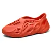 Comércio exterior 2022 verão novo coco Baotou buraco sapatos masculino e feminino Tamanho grande Praia eva casal sandálias atacado