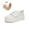 Zapatillas blancas de cuero genuino para mujer, nuevo modelo de otoño 2026, zapatos casuales de plataforma para mujer con velcro, zapatos de plataforma con suela gruesa para aumentar la altura