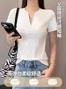 Camiseta Feminina Branca com Ombro Vazado e Decote em V de Manga Curta 2025 Primavera e Verão Nova Slim-Fit Emagrecedora Top com Design de Camisa Base