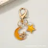 Llavero combinado de pentagrama calado y luna creciente transfronterizo, colgante de mochila de estrella y luna de esmalte colorido con cierre de langosta, accesorio pequeño