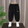 Conjunto de Primavera para Meninos Calça de Moletom Bordada de Pônei Duas Cores Novo Estilo de Primavera 2026 Calças Esportivas Frescas para Bebê Calças Casuais