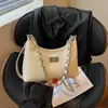 Bolso bandolera, bolso de hombro único para el trabajo, moda de otoño 2026, bolso popular para mujer, nuevo estilo de cadena tipo aceite y cera, bolso versátil para llevar debajo del brazo