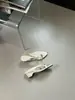 Primer Encuentro con las Chanclas de Tacón Grueso de Moda de la Temporada para Mujer, Nuevas Sandalias de Verano 2026 Estilo Coreano Nicho con Hebilla Metálica y Tira para los Dedos