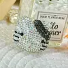 Gato Hello Kitty Incrustado de Diamantes Decoración de Ropa Hecha a Mano Llavero Accesorio para Bolsos Adorno Creativo para Niños de Tres Años
