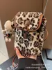 Bolso Pequeño de Lana de Cordero para Mujer 2025 Nuevo Diseño Coreano de Nicho Estampado de Leopardo Bolso para Teléfono Móvil Bolso Cruzado Versátil de Felpa