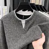 Ropa de punto popular de otoño e invierno de TikTok: suéter de cuello en V con doble cuello, tejido para hombre, top versátil y moderno para usar como capa base