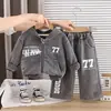 Conjunto de Roupas de Outono para Meninos 2026 Novo Estiloso Roupas Infantis para Bebês Conjunto Casual de Duas Peças com Capuz e Manga Longa Tendência