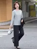 Atuendo otoñal elegante y casual para mujeres de mediana edad y mayores: una nueva colección de otoño con un chaleco holgado que favorece la figura y un elegante conjunto de tres piezas