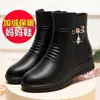 Sapatos de mãe 2026 novo estilo de inverno, botas de algodão com forro de fleece, sola macia, espessadas para aquecimento, sola plana, sapatos de couro para mulheres de meia-idade e idosas, botas curtas femininas