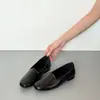 Mocassins femininos redondos, estilo francês, slip-on, sola macia, nicho, simples, confortáveis, sapato baixo de um só, versátil para o trabalho, versão em estoque