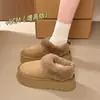 Sapatos de algodão quentes de cano baixo com pelo novos de inverno, fundo grosso, com fleece, sapatos de algodão do Nordeste, botas de neve femininas espessadas 2026 externo