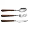 ¡Guau, esta cuchara de acero inoxidable 304 con mango de madera de nogal es perfecta para servir sopa y sacar arroz!. Es suave, cómodo de sostener y cuenta con un mango de madera maciza.