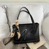 Bolso Grande de Mano de Color Contrastante Retro para Mujer 2025 Nuevo Bolso Tote de Nicho para Viajes Cotidianos Bolso de Hombro Moderno y Versátil
