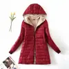 2025 Nuevo Estilo Coreano de Otoño e Invierno Terciopelo Espeso con Capucha de Longitud Media Delgado Cálido Terciopelo de Cordero Algodón Abrigo para Mujer