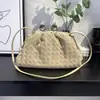 Bolsa Nuvem Camurça Fosca Retrô Boca Dourada Bolsa Tecida à Mão 2025 Nova Bolsa de Mão Pregueada Formato Dumpling