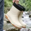Botas Impermeáveis Masculinas Novas de Cano Médio Antiderrapantes Sapatos D'água Versáteis para Estudantes Galochas Lavagem de Carro Pesca Dia Chuvoso Viagem Quentes