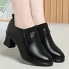 Zapatos de cuero de tacón medio para mujer estilo británico, nuevo modelo otoño 2026, cuero suave, cómodos, antideslizantes, resistentes al desgaste, zapatos que aumentan la altura para madres