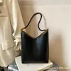 Nova Bolsa Feminina Elegante para o Início da Primavera, com Grande Capacidade, Alto Valor Estético, Moda Retrô, Versátil e Simples, Bolsa de Ombro