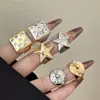 Anel Personalizado de Metal Nicho com Cravação Micro de Zircônia Banhado a Ouro Real em Toda a Superfície, Estrela de Cinco Pontas Quadrada, Versão Larga, Empilhável