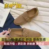 Mocasines casuales y versátiles para mujer estilo Birkenstock, nueva colección otoño 2026, con hebillas metálicas, tacón oculto y una estética retro de "viejo dinero".