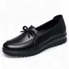 Sapatilha feminina de bico redondo, couro macio, laço, boca rasa, slip-on, preta, sola macia, sapatos de mãe, sapatos casuais baixos, sapatos femininos