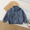 Conjunto de Mezclilla Otoñal para Niños y Bebés Estilo Coreano Chaqueta de Mezclilla Camiseta Básica de Color Sólido Pantalones Deportivos Rayados Conjunto Elegante de Tres Piezas