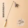 Juguete de Varita Rasca-Gatos de Grado Competitivo Cfa con Palo Largo y Cabeza de Pluma de Repuesto, Duradero Contra Arañazos y Mordeduras, Suministros de Juguetes para Gatos para Entretenimiento Propio y Alivio del Aburrimiento
