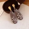 Pendientes de borla con carcasa de madera marrón transfronterizos europeos y americanos, pendientes de estilo vintage Maillard, pendientes de mujer de lujo ligero de alta gama