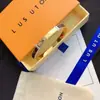 Pulsera de Lujo Ligero Marca V de 26 Luces, Artículo Popular de Venta Transfronteriza, Joyería Versátil Elegante de Moda para Mujer con Diseño Único