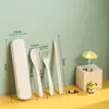 Tenedor, Cuchara, Palillos y Cubiertos de Paja de Trigo Juego de Tres Piezas para Estudiantes, Caja de Almacenamiento de Cubiertos Portátil Linda para Viajes al Aire Libre Venta al por Mayor