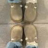 Calçados slip-on estilo Birkenstock, com solado grosso e forro de fleece, uma opção versátil e moderna para 2026, perfeitos para mulheres baixinhas e ideais para uso casual.