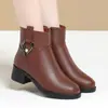 Sapatos de couro para meia-idade e idosos com forro de fleece, sapatos de mãe, botas curtas, sapatos de algodão, botas simples, botas de outono e inverno, femininos para primavera e outono, sola macia