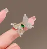 Broche de pérola com design único em forma de coração 2024 nova moda outono e inverno corsage pin delicado feminino Coreia do Sul acessórios