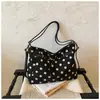 Bolso de mano de moda retro de lunares para mujer, nuevo bolso versátil de gran capacidad para el otoño e invierno de 2026, para ir al trabajo, de hombro y cruzado