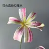 Flores Artificiales de Lirio Dorado de Tres Cabezas, Flores de Seda Realistas para Decoración, Flores Falsas de Alta Calidad y Aspecto Realista para Arreglos de Escena
