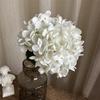 [Material de flor blanca] Arreglo floral de hortensia, rosa, flor de pasto escarchado con decoración de material de hoja de niebla de techo de pasto, flor de simulación para boda