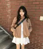 Enviado. Chaqueta corta de moda chic coreana de corte holgado con dobladillo ajustable, hecha de ante sintético, para mujer