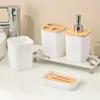 Conjunto de Lavagem com Tampa de Bambu para Banheiro Pronto para Exportação Caixa de Sabão Doméstica Pronta Porta-Escova de Dentes Frasco de Loção Lixeira Copo para Enxaguante Bucal