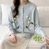 Jaqueta Cardigan de Tricô Bordada Floral com Gola Redonda, Estilo Coreano, Outono e Inverno, Suéter Versátil e de Design Suave para Mulheres
