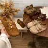 Nuevos Zapatos Casuales de Gamuza Versátiles y de Moda para Mujer Retro Cómodos de Doble Uso Zapatos Individuales Doble Botón Oculto Aumento de Altura 2026