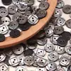 Botones de Concha de Encaje Grabado en Stock, Botones con Patrón de Concha Beta de Abanico Negra Tallada, Botones de Accesorios de Traje de Cardigan de Gama Alta