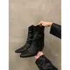 Primeiro Encontro Ji Chun Gen Jian Tou Botas de Cowboy Ocidentais Botas Femininas 2026 Novo Estilo Botas Curtas Slim Botas de Meia-Estação Outono/Primavera Marrom
