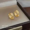 Brincos de Clipe de Moeda de Cobre Vazada com Design de Nicho, Brincos Redondos Geométricos de Luxo Leve e de Alta Qualidade, Brincos Simples e Estilosos para Mulheres