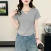 Camiseta de Manga Curta Mais Vendida no Verão para Mulheres, Decote V com Botões Prateados, Camiseta Básica Slim Fit, Roupa Íntima Modeladora Feminina, Design de Ombro Normal, Atacado de Roupas Femininas