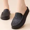 Nuevas Zapatillas Planas Antideslizantes para Madres de Mediana Edad Baotou Zapatillas Baotou Cuero Sintético Tacón Medio Zapatos con Agujeros Para Uso Exterior Zapatillas de Mujer