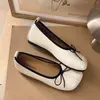 Sapatos femininos retro estilo coreano de bico quadrado que aumentam a altura, novo modelo outono 2026, laço, elegantes, mocassins rasos sem cadarço